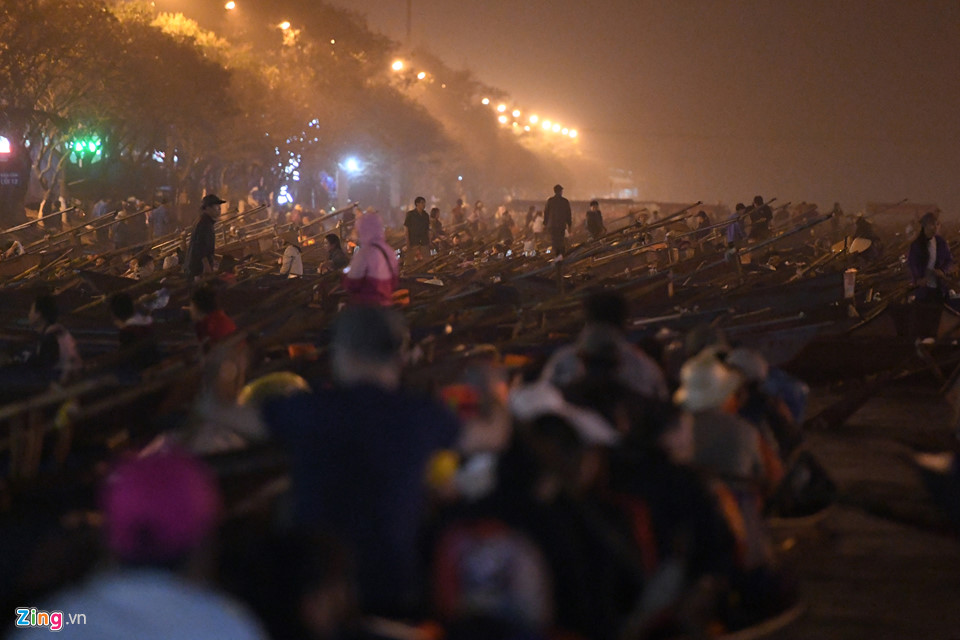 Hàng nghìn người trẩy hội chùa Hương trong đêm